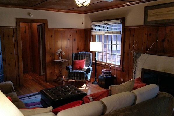 Historical Lake of the Woods Cabin located near Downtown Klamath Falls. Walk Downtown easily! Built as a spec home before spec homes were a thing. Knotty pine paneling, Oak hardwood floors and wood ceilings. Super cozy living room with lots of chairs, ottomans and even a vintage Wing Back Recliner. Features gas log fireplace, fun decor plus a super comfy King Bed.