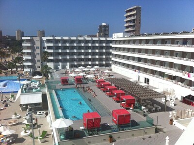 Beach Facing Apartment.
Amazing solarium , with infinity pool & Bali beds