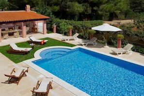 Villa El Abuelo. Ibiza. Pool with countryside views
