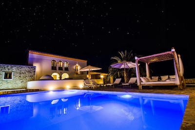 Ibizan Haus mit Garten, Pool und Whirlpool im Freien.