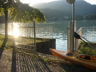 Independent apartment with garden directly on the Avigliana lake.