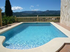 privater Pool mit Blick auf die Berge