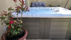Outdoor spa tub