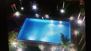 Vue piscine  la nuit 