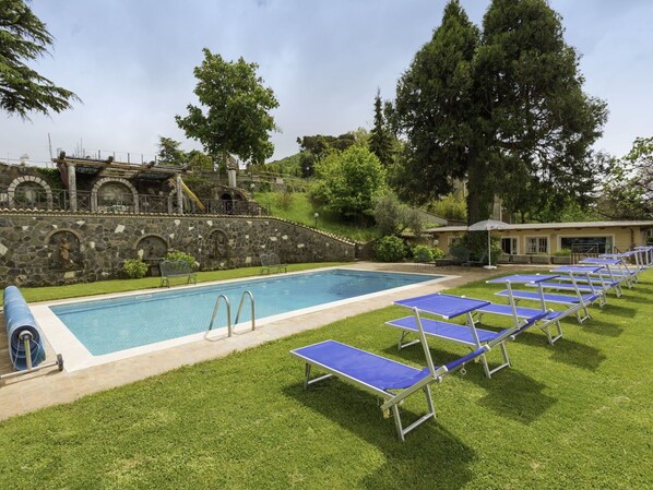 Sky, Water, Cloud, Plant, Furniture, Tree, Nature, Botany, Swimming Pool, Outdoor Furniture