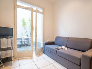 Couch, Möbel, Gebäude, Komfort, Holz, Pflanze, Wohnzimmer, Schatten, Flooring, Fernsehen