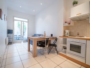 Tabelle, Holz, Küche, Gebäude, Interior Design, Fenster, Countertop, Cabinetry, Flooring, Herd