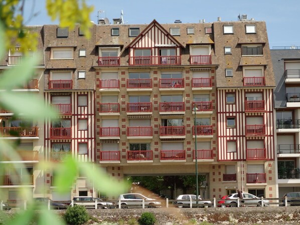 Propriété, Fenêtre, Bâtiment, Plante, Ciel, Voiture, Design Urbain, Condominium, Roue, Quartier