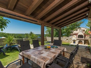 Plante, Table, Propriété, Meubles, Ombre, Ciel, Chaise, Arbre, Design Intérieur, Bois