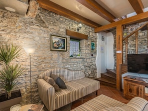 Möbel, Eigentum, Bilderrahmen, Pflanze, Holz, Komfort, Couch, Interior Design, Beleuchtung, Wohnzimmer