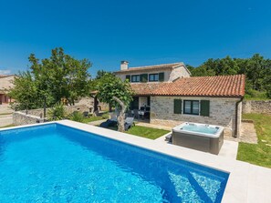 L'Eau, Ciel, Plante, Bâtiment, Propriété, Meubles, Piscine, Bleu, Fenêtre, Bleu Azur