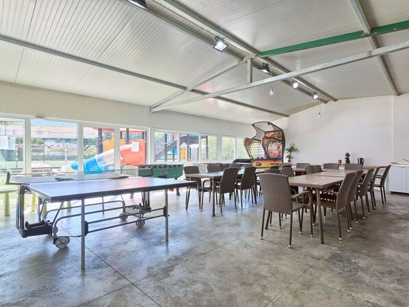 Tabelle, Möbel, Stuhl, Gebäude, Interior Design, Flooring, Halle, Fussboden, Holz, Schreibtisch