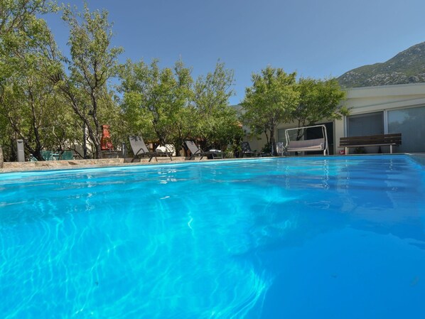 Wasser, Pflanze, Schwimmbad, Baum, Schatten, Gartenmöbel, Freizeit, Rechteck, Verbundwerkstoff, Landschaft