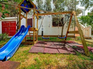 Pflanze, Schatten, Gras, Baum, Spielplatz, Rutsche, Freizeit, Öffentlicher Raum, Gehölz, Erholung