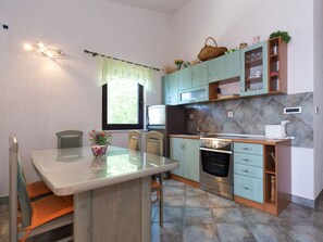 Möbel, Cabinetry, Eigentum, Countertop, Tabelle, Holz, Küche, Herd, Küchengerät, Schublade