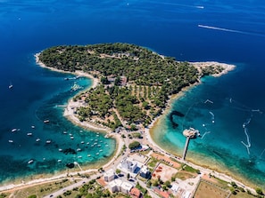 Wasser, Wasservorräte, Azurblau, Natur, Strand, Natürliche Landschaft, Baum, Küsten Und Ozeanische Forms, Gebäude