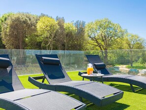 Pflanze, Eigentum, Himmel, Pflanzengemeinschaft, Möbel, Schatten, Gartenmöbel, Baum, Stuhl, Gras