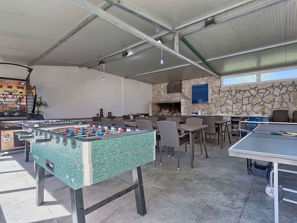 Tabelle, Möbel, Beleuchtung, Stuhl, Interior Design, Flooring, Gebäude, Fussboden, Halle, Freizeit