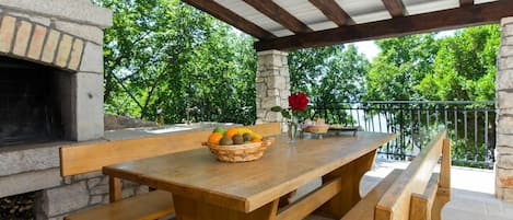 Tabelle, Eigentum, Möbel, Pflanze, Holz, Schatten, Gartenmöbel, Tisch Im Freien, Interior Design, Gebäude