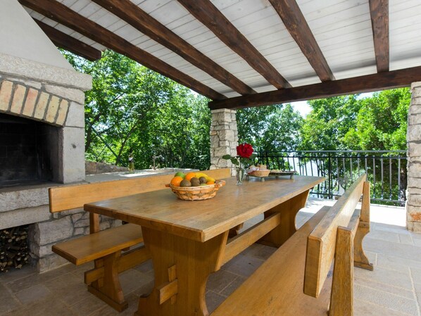 Tabelle, Eigentum, Möbel, Pflanze, Holz, Schatten, Gartenmöbel, Tisch Im Freien, Interior Design, Gebäude