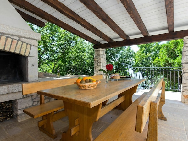 Tabelle, Eigentum, Möbel, Pflanze, Holz, Schatten, Gartenmöbel, Tisch Im Freien, Interior Design, Gebäude