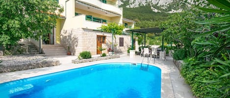 Water, Plant, Building, Property, Sky, Swimming Pool, Azure, Tree, Mountain, Leisure