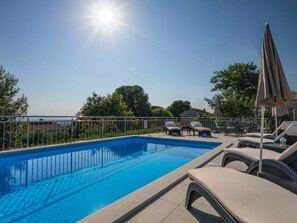 L'Eau, Ciel, Jour, Propriété, Plante, Piscine, Bâtiment, Lumière, Bleu Azur, Ombre
