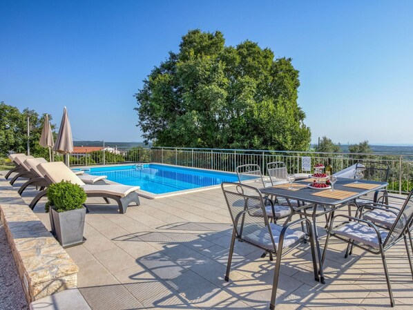 Propriété, Immobilier, Piscine, Meubles, Bâtiment, Maison, Domicile, Biens, Patio, Table