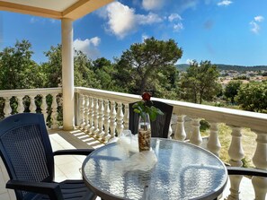 Nuage, Table, Ciel, Propriété, Meubles, Bâtiment, Vaisselle, Chaise, La Nature, Bleu