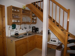 Pantry-Küche mit Treppe zur oberen Ebene