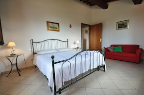 The second double bedroom in Fiorancino apartment at La Scuola di Furio 1/2