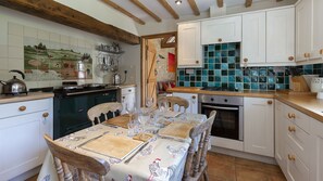Kitchen with dining table, Milliner's Barn, Bolthole Retreats