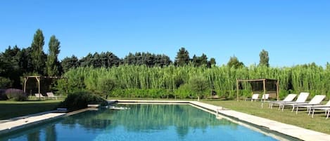 Piscine à débordement de 17x5m avec abri soleil et bains de soleil,