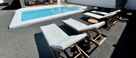 Amplia terraza con mobiliario exterior y piscina privada climatizada mediante bomba de calor