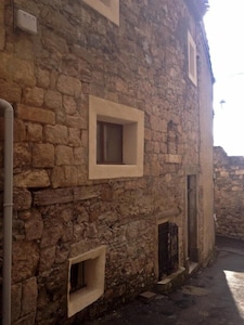 Encantadora casa de pueblo, recientemente renovado en Caunes-Minervois