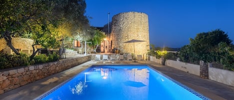 Villa Torre Bes. Ibiza. Schöne Nachtatmosphäre
