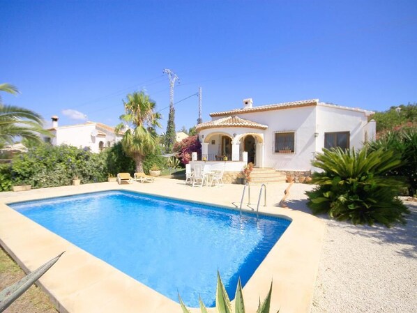 avec piscine privée et terrasse