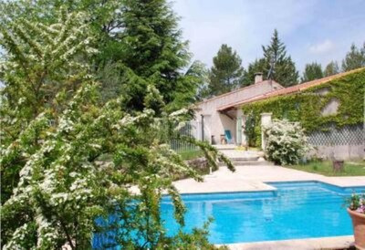 Provencal villa with swimming pool on 6000 m2 fenced