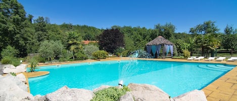 Pool with ladder and stairs divided in deep and low section for children.