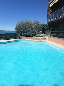 Komfortable Wohnung mit Pool und fantastischem Blick auf den Gardasee.