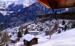 Blick auf die Gemeinde u. die Gondelbahn von der Terrasse aus 