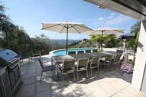 terrasse piscine devant cuisine d'été