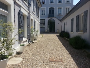 L'appartement bénéficie de 2 entrées: côté cour 1er étage/ côté jardin RdC