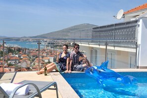 Roof pool