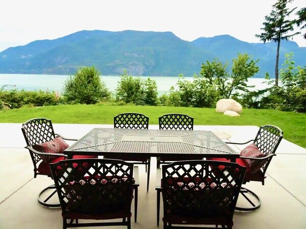 DINING WITH A VIEW