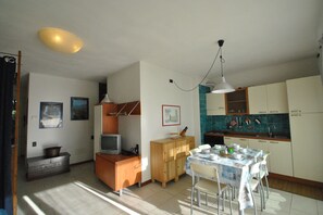 living room/kitchnette