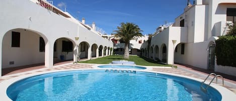 Casa blanca con piscinas en miami playa