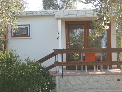 Casa rural en el verde con vista al mar y piscina.