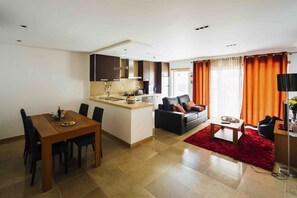 One bedroom apartament with double bed, equipped kitchen, wi-fi and cable channels.  This flat also has access to 1 parking space and a shared pool. It is located about 10 minutes away from the beach of São Martinho do Porto.
