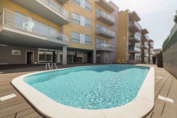 One bedroom apartament with double bed, equipped kitchen, wi-fi and cable channels.  This flat also has access to 1 parking space and a shared pool. It is located about 10 minutes away from the beach of São Martinho do Porto.